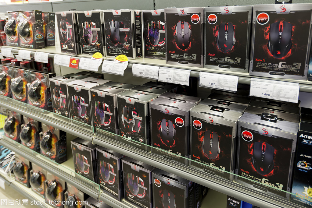 希姆基,俄羅斯-2015 年 12 月 22 日。Mvideo 大型連鎖店賣電子產(chǎn)品和家用電器柜臺上玩電腦鼠標(biāo)
